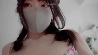 Цветочная фантазия: сексуальная девушка в белье и жаркие ласки