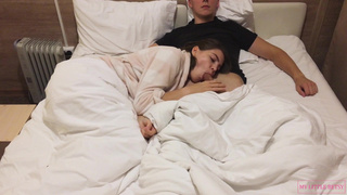 Сестра сделала горячий минет во время кино – развратный сюрприз под одеялом