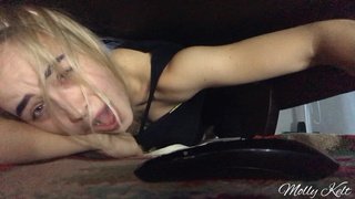 Соседка застряла под диваном – горячая помощь в пикантной ситуации