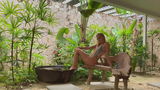 Айви Рейн уединилась с собой в эротическом приключении на природе