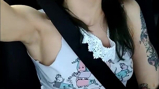 Секс на колесах: страстная мастурбация и кончающие трусики Laruna Mave