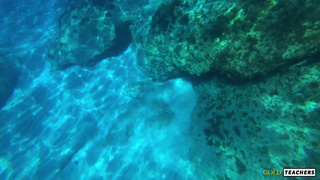 Голая красотка шокирует пляж откровенным заплывом