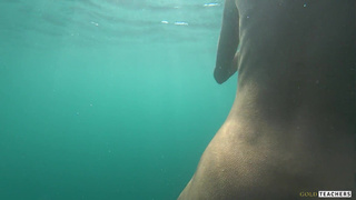 Секс на пляже: русская нимфа купается голой в людном месте