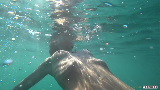 Секс на пляже: русская нимфа купается голой в людном месте