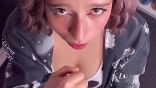 Юная тиктокерша в откровенном BJ-ролике с проникновенным взглядом