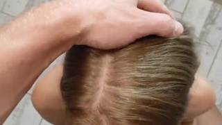 Сексуальная блондинка в красном белье страстно удовлетворяет мужчину