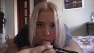 Горячее видео: блондинка отсасывает с таким мастерством, что сводит с ума