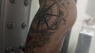 Страстная блондинка обливается молоком в откровенном видео