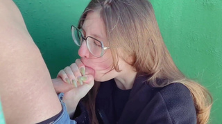 Заблудившаяся русская красотка нашла спасение в горячем минете у местного мачо