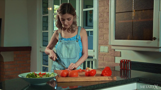 Ева Эльфи ужинает салатом и ласкает киску в горячем видео