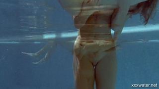Две страстные нимфы купаются голышом в закрытом бассейне