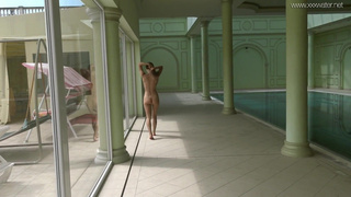 Сочная Ирина Русская обнажается в бассейне