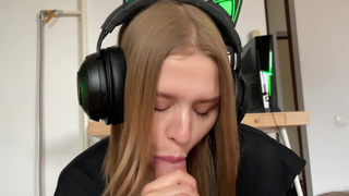 Дружеский секс-эксперимент: глубокий минет и проглоченная сперма