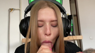 Дружеский секс-эксперимент: глубокий минет и проглоченная сперма