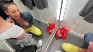 Сексуальная консультантка ублажает клиента в примерочной