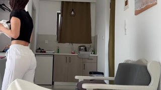 Сестра помогла снять напряжение — горячее видео со страстной разрядкой