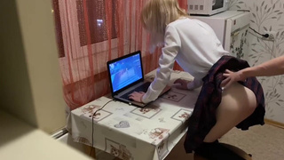 Ремнём её херачу и хуй вставляю — а ей похую, она в Геншин играет