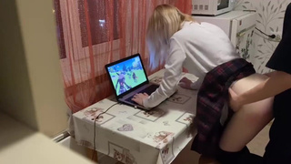 Ремнём её херачу и хуй вставляю — а ей похую, она в Геншин играет