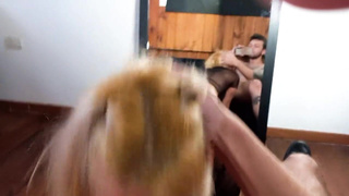 Невероятно глубоко: как он заполняет её до предела