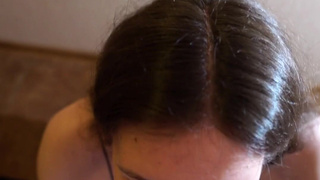 Горячая Nika Bunny: страстный минетик у входа – не смогла терпеть