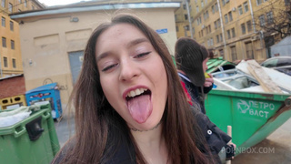 Скандальное видео: бомж и блогерша в провокационном ролике для просмотров