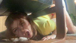 Лина Мигуртт застряла под креслом – кто откажется от такого соблазна?