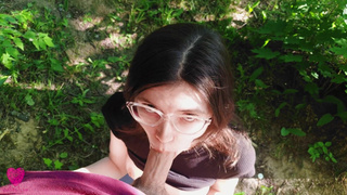 Секс в парке: молодая красотка помогла снять стояк и кончить