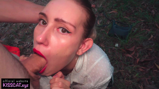 Заблудившаяся красотка отдалась незнакомцу среди деревьев