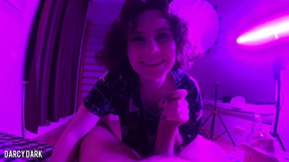 Неоновый секс: Darcy Dark и парень в откровенной ночной съемке